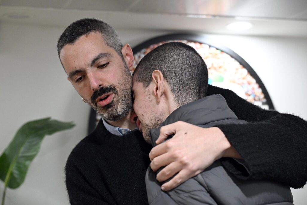 אור לוי ששוחרר משבי חמאס מתאחד עם בני משפחתו (צילום: חיים צח/ לע״מ)