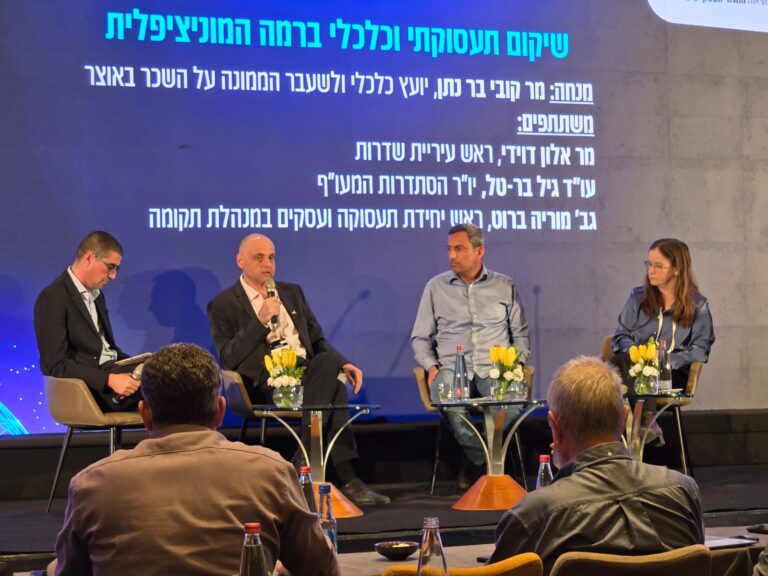 פאנל בנושא שיקום כלכלי ותעסוקתי ברמה המוניציפלית בכנס אילת לעבודה. מימין: מוריה ברוט, אלון דוידי, גיל בר-טל וקובי בר-נתן (צילום: דבר)