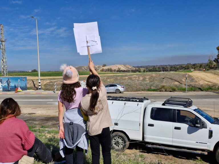 מוקד קליטת השבים: סשה טרופנוב, יאיר הורן ושגיא דקל חן (צילום: הדס יום טוב)