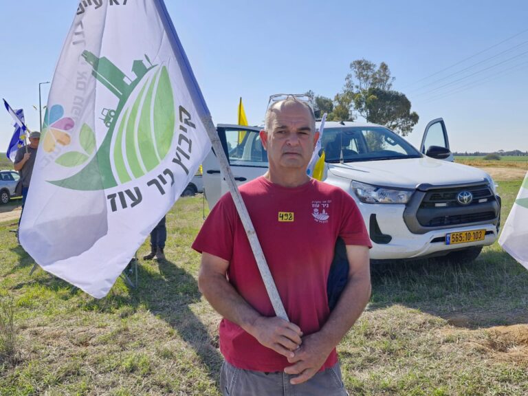 יפתח מקיבוץ ניר עוז, הגיע לתמוך בשחרור החטופים (צילום: הדס יום טוב)