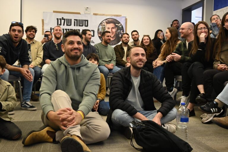 חבריו של סשה טרופנוב מכפר המכביה, בעת רגעי שחרורו לאחר 489 ימים בשבי (צילום: פאולינה פטימר)