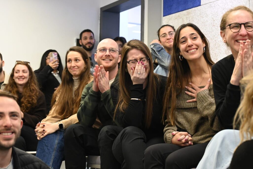 גל פרטקובניק (יושבת, שלישית מימין) עם החברים של סשה, צופים בשחרורו (צילום: פאולינה פטימר)