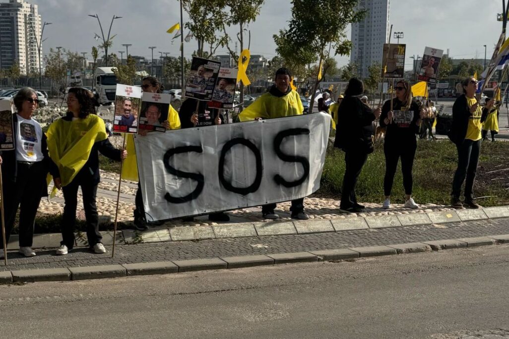 הפגנה של אנשי ניר עוז בדרישה לשחרור החטופים משבי חמאס, 500 ימים למלחמה (צילום: קיבוץ ניר עוז) הפגנה של אנשי ניר עוז בדרישה לשחרור החטופים משבי חמאס, 500 ימים למלחמה (צילום: קיבוץ ניר עוז)
