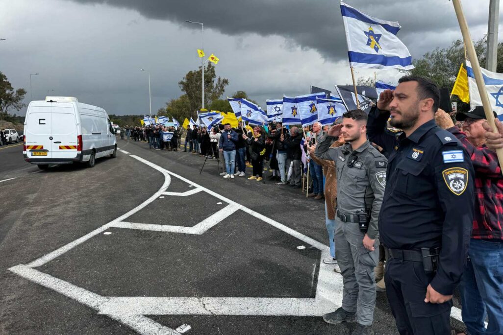 שוטרים ואזרחים סמוך לשיירה המלווה את ארונותיהם של החללים החטופים (צילום: דוברות המשטרה) שוטרים ואזרחים סמוך לשיירה המלווה את ארונותיהם של החללים החטופים (צילום: דוברות המשטרה)