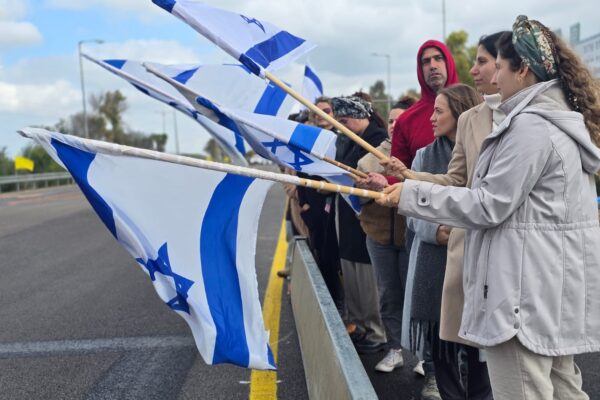תושבי המועצה האזורית שדות נגב בצומת בו עברה שיירת החטופים החללים (צילום: המועצה האזורית שדות נגב)