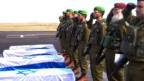מעמד קבלת ארונות החטופים החללים במסגרת ההסכם הקודם בחודש פברואר (צילום ארכיון: דובר צה"ל)