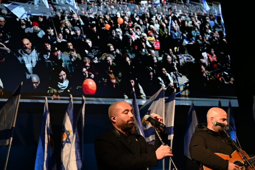 כיכר החטופים בתל אביב לאחר חזרת גופות משפחת ביבס ועודד ליפשיץ (צילום: אור גואטה) כיכר החטופים בתל אביב לאחר חזרת גופות משפחת ביבס ועודד ליפשיץ (צילום: אור גואטה)