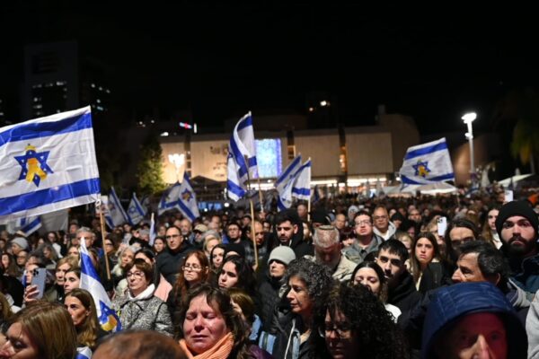 כיכר החטופים בתל אביב לאחר חזרת גופות משפחת ביבס ועודד ליפשיץ (צילום: אור גואטה)