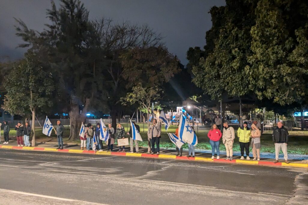 שיירת ישראלים נאספים ליד המכון לרפואה משפטית אבו כביר לקראת קבלת הארון שבו לדברי חמאס שירי ביבס (צילום: קרן שמש)
