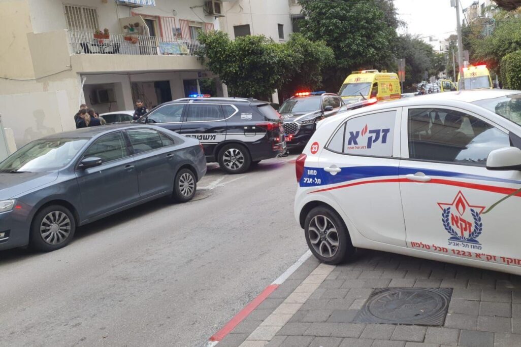 הזירה בה נמצא גבר מת ברכבו בתל אביב (צילום: דוברות זק"א) הזירה בה נמצא גבר מת ברכבו בתל אביב "אל תתעלמו מהמבוגרים זה עולה בחיי אדם״ (צילום: דוברות זק"א)