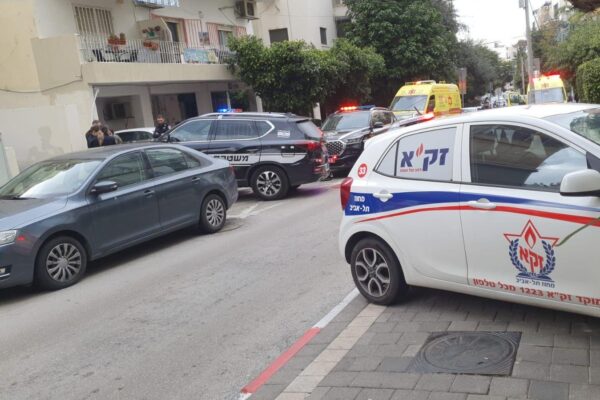 הזירה בה נמצא גבר מת ברכבו בתל אביב "אל תתעלמו מהמבוגרים זה עולה בחיי אדם״  (צילום: דוברות זק"א)
