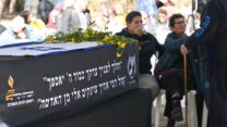 ארונו של עודד ליפשיץ בבית העלמין בניר עוז (צילום: פאולינה פטימר)