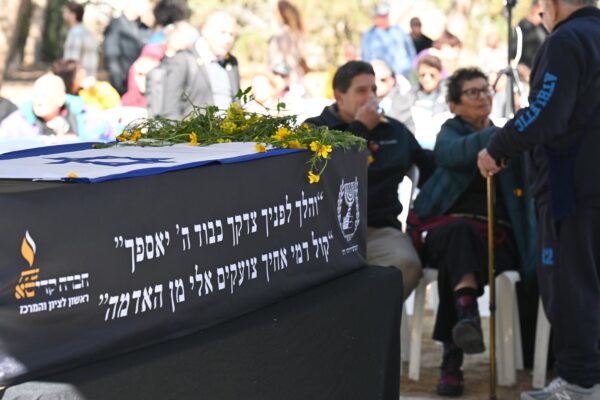 ארונו של עודד ליפשיץ בבית העלמין בניר עוז (צילום: פאולינה פטימר)