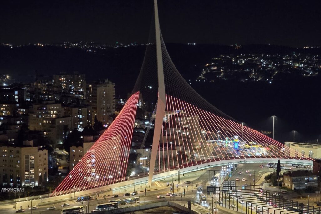גשר המיתרים בכניסה לירושלים (צילום: ארנון בוסאני) גשר המיתרים בכניסה לירושלים (צילום: ארנון בוסאני)