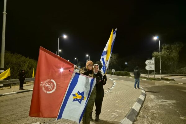 חברי נחל עוז ותושבי שער הנגב בצומת סעד, ממתינים לארונותיהם של ארבעת החטופים החללים (צילום: קיבוץ נחל עוז)