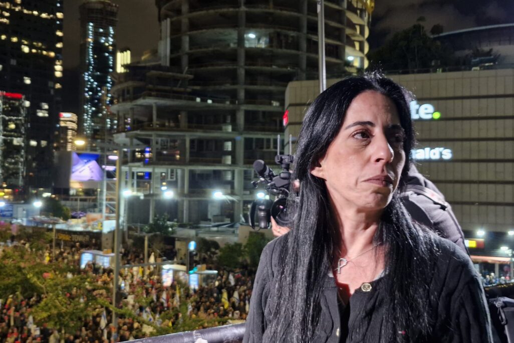 עינב צנגאוקר בהפגנה מול הקריה (צילום: הדס יום טוב) עינב צנגאוקר בהפגנה מול הקריה (צילום: הדס יום טוב)