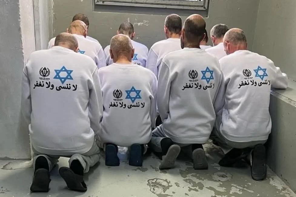 האסירים הפלסטינים ששוחררו בפעימה השישית, בחולצות עם סמל מגן דוד והכיתוב "לא נשכח ולא נסלח" (צילום: מרשתות חברתיות, שימוש לפי סעיף 27א לחוק זכויות יוצרים) האסירים הפלסטינים ששוחררו בפעימה השישית, בחולצות עם סמל מגן דוד והכיתוב "לא נשכח ולא נסלח" (צילום: מרשתות חברתיות, שימוש לפי סעיף 27א לחוק זכויות יוצרים)