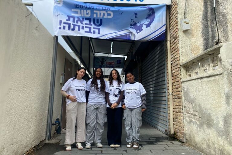 אביגיל מנגיסטו, רוני קרבליו, וחן עזרא. קרבליו: "הייתי בת 8 כשהוא עבר את הגדר" (צילום: יהל פרג')
