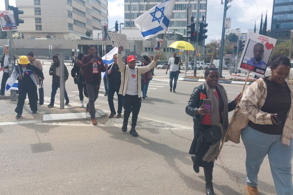 פעילים בדרך לקבל את פניו של אברה מנגיסטו בנחיתה בבית החולים איכילוב (צילום: מיכל מרנץ)