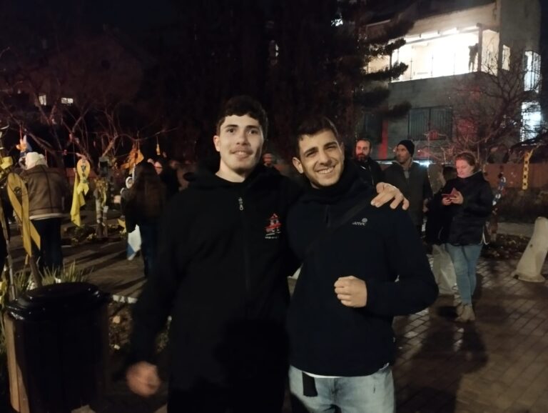 בארי (מימין) עם חברו ארד (צילום: יובל לקח)