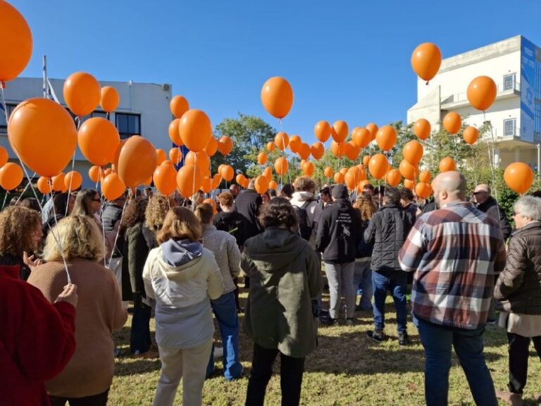 הסגל האקדמי והסטודנטים בבית ברל מפריחים בלונים כתומים לזכר הנרצחים ממשפחת ביבס ובקריאה להשבת החטופים (צילום: מכללת בית ברל)