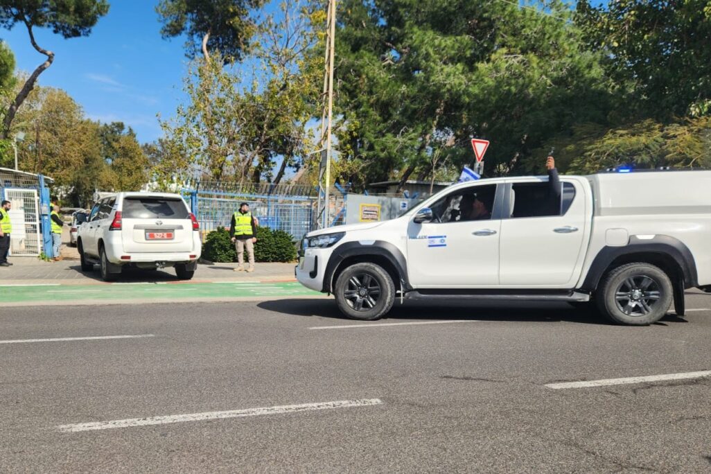 השיירה עם ארונות החטופים החללים נכנסת למכון לרפואה משפטית בתל אביב (צילום: דפנה איזברוך) השיירה עם ארונות החטופים החללים נכנסת למכון לרפואה משפטית בתל אביב (צילום: דפנה איזברוך)