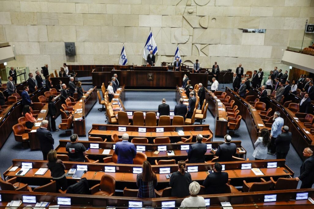 דקת דומיה לזכר שירי, אריאל וכפיר ביבס במליאת הכנסת (צילום: נועם מושקוביץ / דוברות הכנסת) דקת דומיה לזכר שירי, אריאל וכפיר ביבס במליאת הכנסת (צילום: נועם מושקוביץ / דוברות הכנסת)
