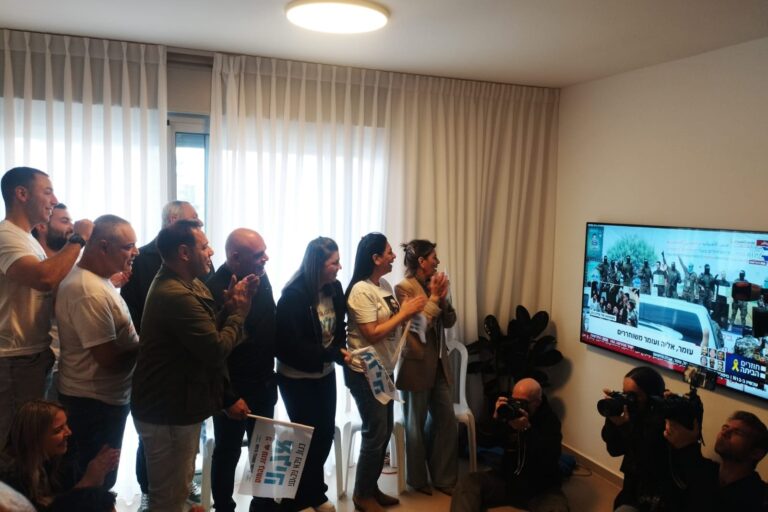 ההתרגשות בבית דודיו של אליה כהן במודיעין ברגעי שחרורו (צילום: יובל לקח)