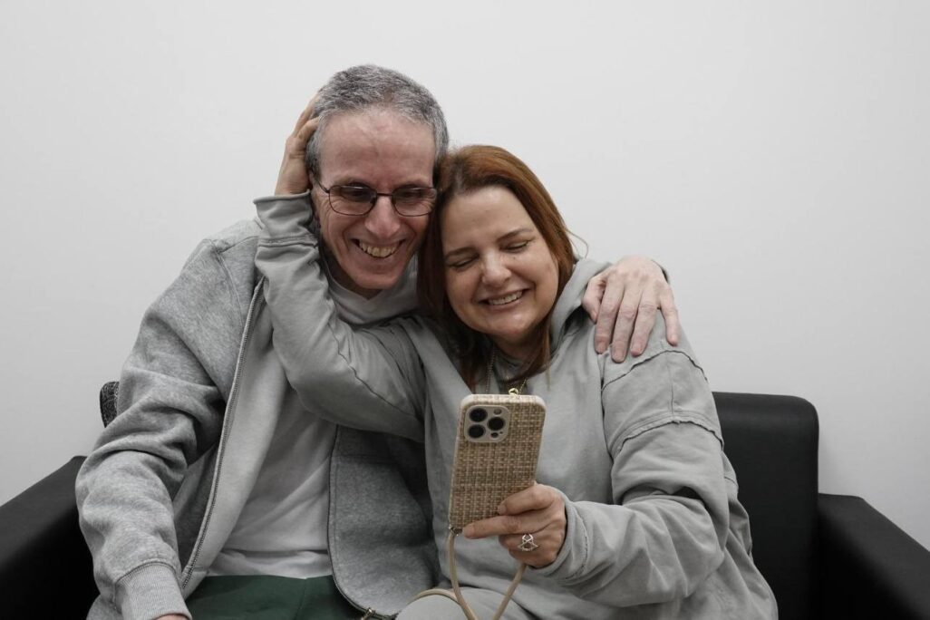 אוהד בן עמי במפגש ראשון עם אשתו רז בנקודת הקליטה ברעים (צילום: דובר צה"ל)