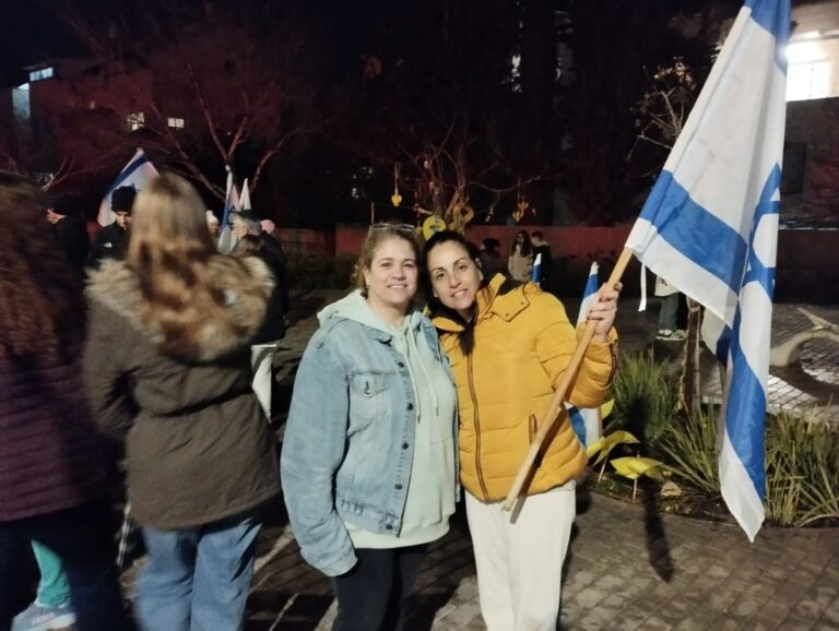 גלית (משמאל) עם חברתה אורלי בחגיגות בצור הדסה (צילום: יובל לקח)
