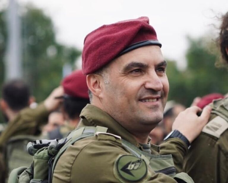 חליבה במילואים. "נצטרך לחשוב אחרת – איך לתמוך במילואימניקים ומשפחותיהם מצד אחד, ולשמר את רציפות העבודה מהצד השני" (צילום: עומר שורר)