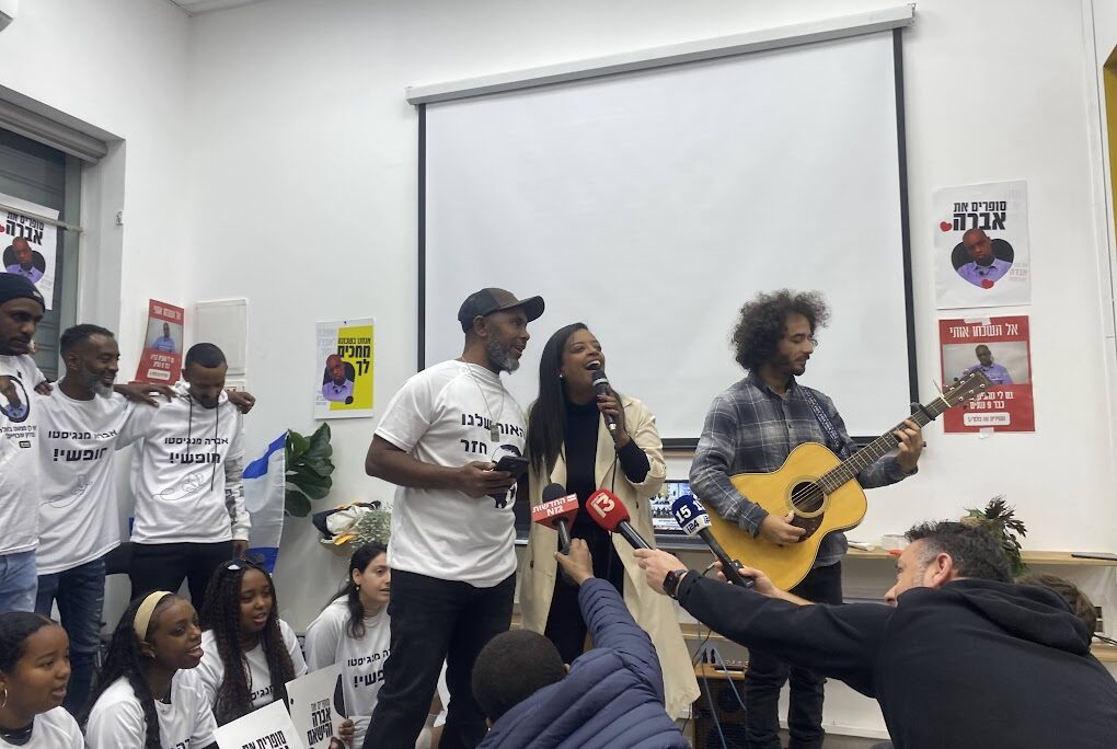 הזמרת והיוצרת שים שמחה מקונן (במרכז) שרה עם פעילים לשחרור אברה מנגיסטו ביום שחרורו (צילום: יהל פרג')