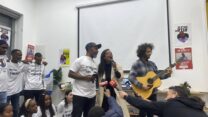 הזמרת והיוצרת שים שמחה מקונן (במרכז) שרה עם פעילים לשחרור אברה מנגיסטו ביום שחרורו (צילום: יהל פרג')