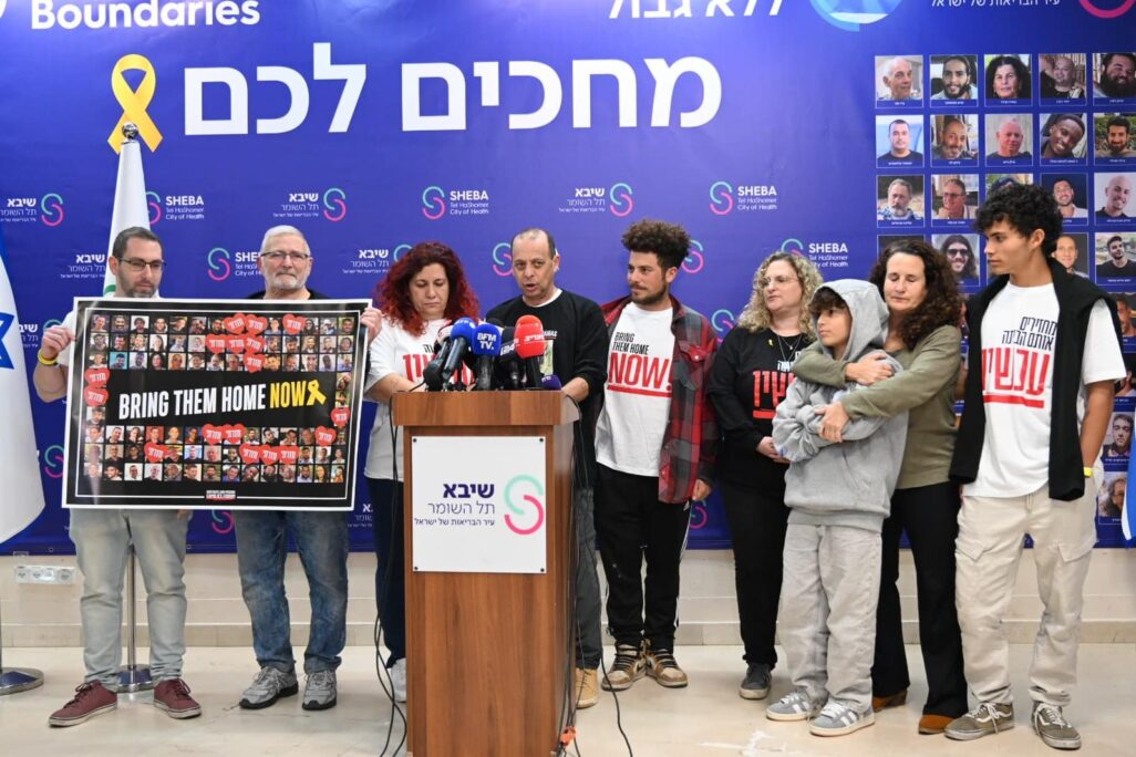 ניסן קלדרון ואשתו שרון (במרכז, ליד המיקרופונים) עם קרובים נוספים של עופר קלדרון, בהצהרה לתקשורת (צילום: פאולינה פטימר) ניסן קלדרון ואשתו שרון (במרכז, ליד המיקרופונים) עם קרובים נוספים של עופר קלדרון, בהצהרה לתקשורת (צילום: פאולינה פטימר)