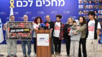ניסן קלדרון ואשתו שרון (במרכז, ליד המיקרופונים) עם קרובים נוספים של עופר קלדרון, בהצהרה לתקשורת (צילום: פאולינה פטימר)