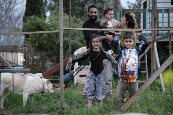 משפחת כספי: טימור (מאחורה מימין), כליל התינוק ואפיק; שליו (מקדימה מימין), הילי והכלב פצ'ונקי (צילום: דוד טברסקי)