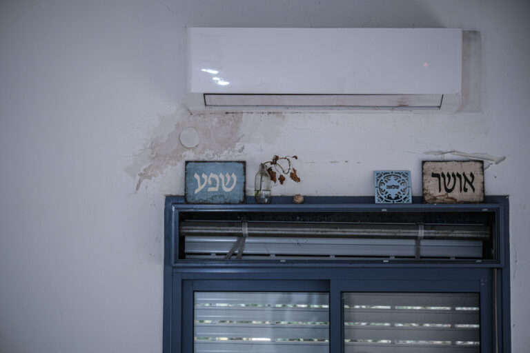 הקירות המתקלפים בבית משפחת כספי במעיין ברוך. "אומרים לי 'קיבלתם המון כסף'. אוקיי, אבל זה לא יצא עכשיו על חופשה ופינוקים, יש לנו בית וחיים שלמים לשקם" (צילום: דוד טברסקי)