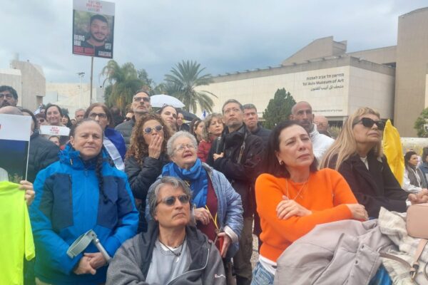 כיכר החטופים ברגעי שחרורם מהשבי של אליה כהן, אברה מנגיסטו, הישאם א-סייד, עומר ונקרט, עומר שם טוב וטל שהם (צילום: מיכל מרנץ)