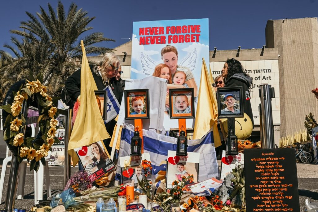 זוכרים את נרצחי משפחת ביבס בכיכר החטופים (צילום: פאולינה פטימר) זוכרים את נרצחי משפחת ביבס בכיכר החטופים (צילום: פאולינה פטימר)