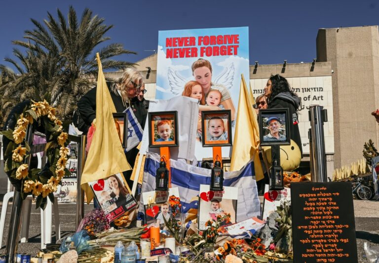 זוכרים את נרצחי משפחת ביבס בכיכר החטופים (צילום: פאולינה פטימר)
