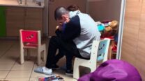 שורד השבי אור לוי ובנו אלמוג במפגש בבית החולים (צילום: באדיבות המשפחה)