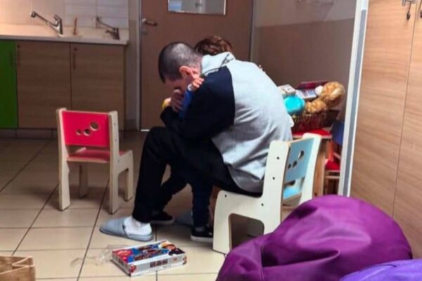 שורד השבי אור לוי ובנו אלמוג במפגש בבית החולים (צילום: באדיבות המשפחה)