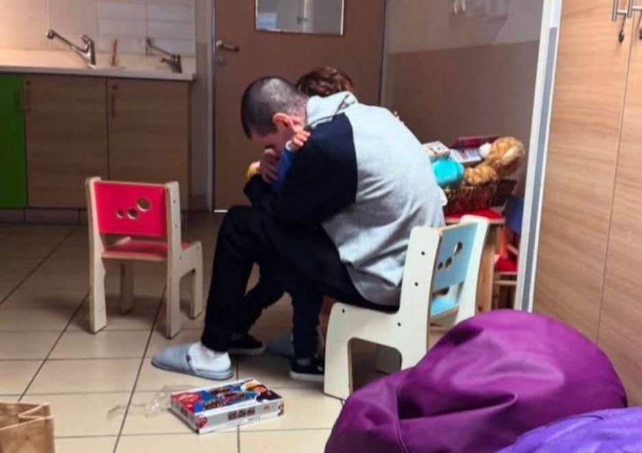 שורד השבי אור לוי ובנו אלמוג במפגש בבית החולים (צילום: באדיבות המשפחה)