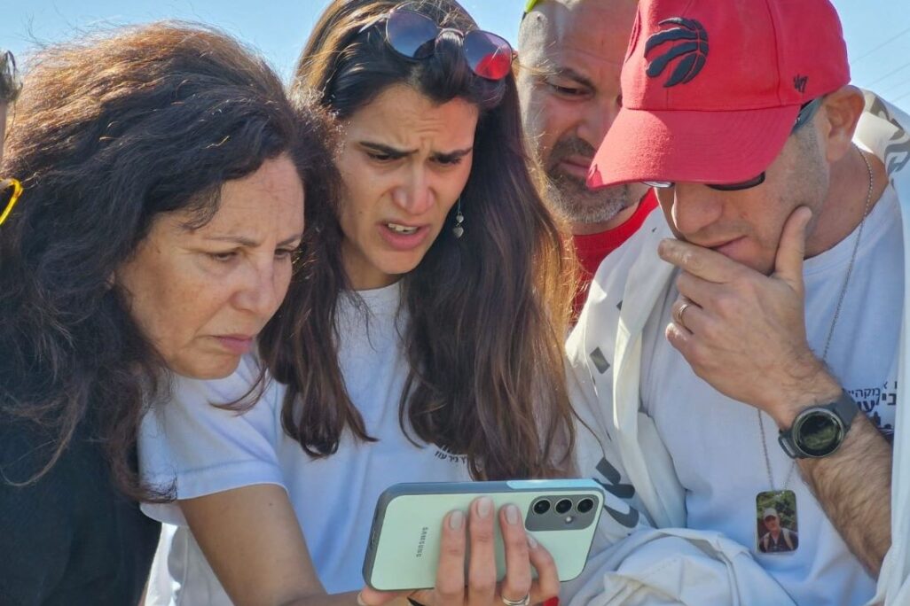 חברי ניר עוז צופים בחברי הקיבוץ סשה טרופנוב, יאיר הורן ושגיא דקל חן משתחררים מהשבי (צילום: הדס יום טוב)