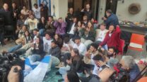 "הקלה ענקית": החברים של עומר ונקרט צופים ברגעי שחרורו בגדרה (צילום: ניצן צבי כהן)