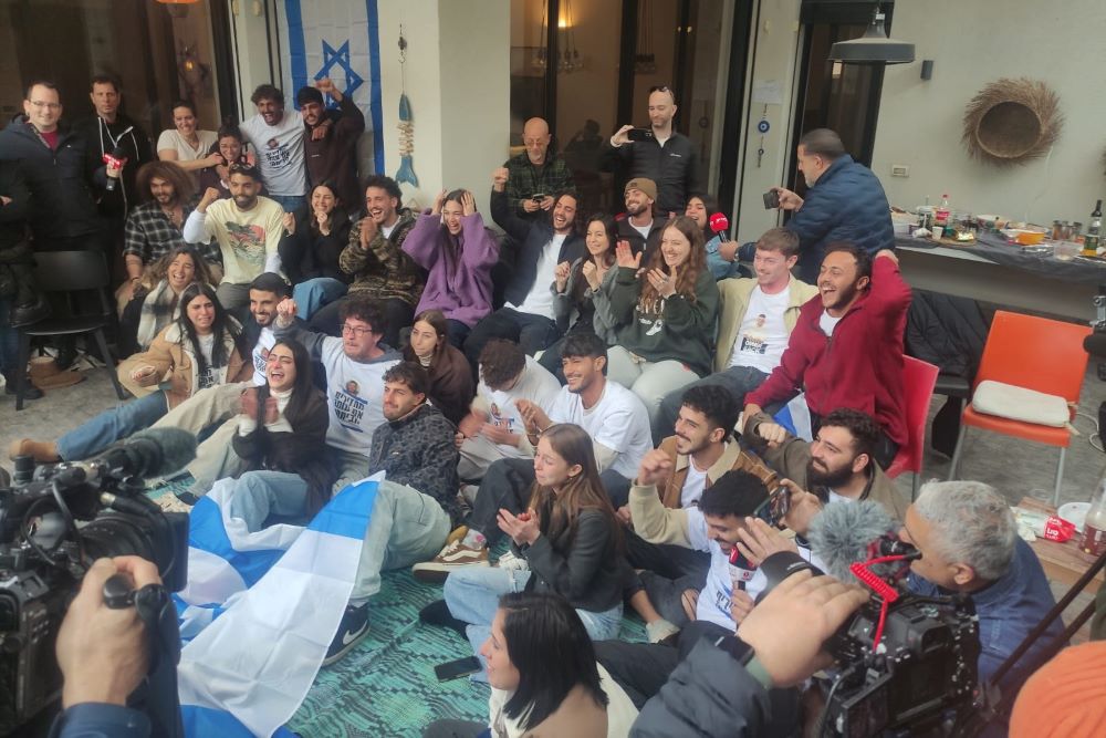 "הקלה ענקית": החברים של עומר ונקרט צופים ברגעי שחרורו בגדרה (צילום: ניצן צבי כהן)