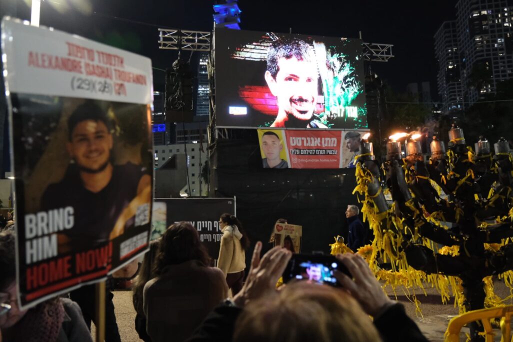 תמונתו של החטוף אור לוי מוקרנת בכיכר החטופים (צילום: דוד טברסקי)