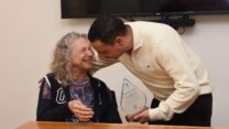 מנכ"ל ההסתדרות דודו בצלאל מעניק לנאורה אבן זהב אות לזכרו של ישראל אבן זהב ז"ל (צילום: יסמין גיל, דוברות ההסתדרות)