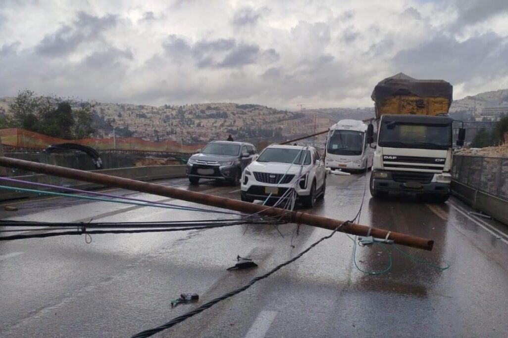 עמודי חשמל שקרסו על כביש בירושלים (צילום: תיעוד מבצעי מד"א) עמודי חשמל שקרסו על כביש בירושלים (צילום: תיעוד מבצעי מד"א)