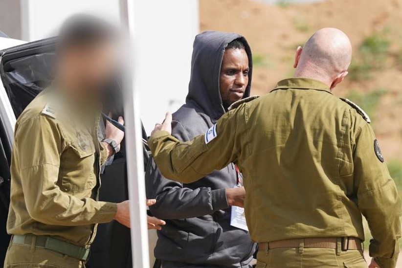 אברה מנגיסטו פוגש לראשונה את חיילי צה"ל (צילום: דובר צה"ל)